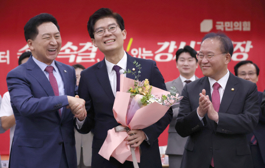 21일 서울 강서구 문화복지센터에서 열린 국민의힘 동행 서약식에서 김기현 당대표가 합당을 선언한 시대전환 조정훈 의원을 축하하고 있다.<연합뉴스>